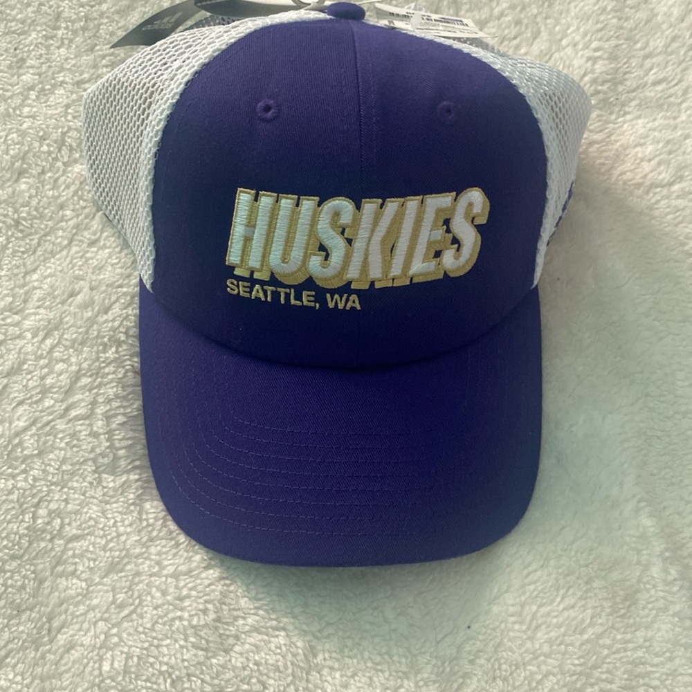 🆕NCAA Waahington Huskies 🏈 Adidas Snapback Mesh Trucker hat white/purple